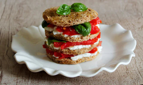 Torretta di pane con pomodori, mozzarella di bufala e pepe affumicato